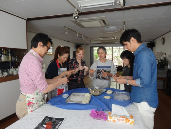 ２０１５年４月１８日国際親善パーティで餃子作りをする会員達