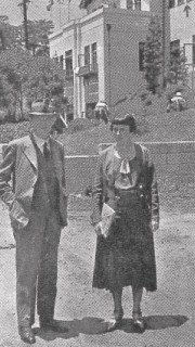 1934年初夏、滞在中のフレンド会館（現IFCA）の前庭に立つBruno TautとErika（群馬県住宅供給公社塚越氏写真提供）