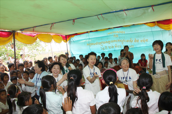 カンボジア小中学生と“象さん”を唄う