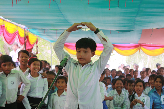 “大きな栗の木の下で”を唄うカンボジア少年